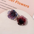 Dettaglio di accessori a forma di rosa in resina viola fatti a mano con glitter - Accessorio Rosa Glitter Fluorescente / Rosso Porpora