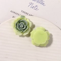 Detalle de rosas de resina con purpurina y base plana para joyas DIY y accesorios - Verde matcha