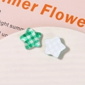 Vue macro de breloques étoiles en résine à carreaux vert et bleu pour bijoux DIY - Vert