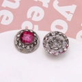 Detail von runden Vintage-Schuhanhängern mit pinken Edelsteinen und weißen Straßsteinen - Stil 2