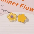 Makro-Detail von gelben Harzblumen mit Glitzer und lila Mitte für DIY-Bastelarbeiten - Hellgelb