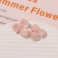 Detailansicht von rosa Acryl-Blütenblättern mit Mittelloch für DIY-Schmuckherstellung - 1 Stück / Rosa