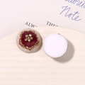 Detail eines runden Schuhanhängers aus Harz mit burgunderroter Blume und Goldrand - Stil 2 Weinrote Blume