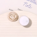 Detailsicht runder Luxus-Schuhanhänger mit weißer Harzblume und goldenen Akzenten - Stil 4 Cremeweiße Kamelie