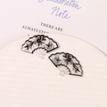 Makrodetail von fächerförmigen Acryl-Anhängern im Tusche-Bambus-Stil für DIY-Schmuck - Tusche-Bambus / Tusche-Bambus