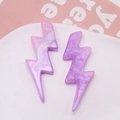 Primer plano de dijes de rayo con textura de mármol morado para accesorios de calzado - Púrpura