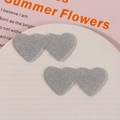 Primo piano di ciondoli a doppio cuore in acrilico glitter argento per accessori fai-da-te - Glitter Argento