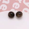 Makroaufnahme von 15mm kaffeebraunen Resinperlen mit Marmormuster für DIY-Schmuck - Grau