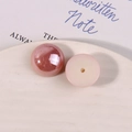 Dettaglio macro di perline di acrilico rosa rotonde con foro per creazione di gioielli - Rosa