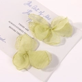 Detaillierte Makroansicht von hellgrünen karierten Organza-Blütenblättern für DIY-Haarschmuck - Neu Grün