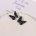 Detailansicht handgefertigter Schmetterlingsanhänger aus Kunstharz mit Punktmuster - Schmetterlings-Design / Schwarz