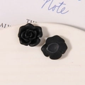 Makro-Detail der mattschwarzen Harz-Rosenblütenblätter und Flachboden-Design für DIY - Schwarz