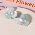 Detail von hellblauen Marmor-Resin-Blüten mit weißer Perle für DIY-Haarschmuck - Blau