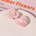 Makroaufnahme der rosa Kunstharz-Blume mit Perle für DIY-Haarschmuck und Accessoires - Rosa
