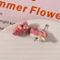 Macro-opname van handbeschilderde roze dolfijn keramische kraal met glazuur voor DIY-sieraden - Dolfijn / Roze