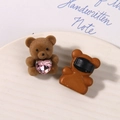 Brauner beflockter Bär Bastel-Anhänger mit rosa Herzkristall und Verschluss-Detail - Hellkaffee