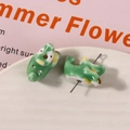 Detailopname van handgemaakte groene keramische kikker kralen voor DIY sieraden maken - Kleine Kikker Beeld / Groen
