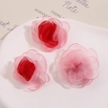 Detailansicht handgefertigter Netzblüten mit Farbverlauf für Haarschmuck und DIY-Bastelarbeiten - Rot