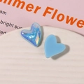 Detail von blauen Harz-Herzanhängern mit irisierendem Glitzer für Bastelarbeiten und DIY - Blau