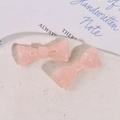 Nahaufnahme von rosa Acetat-Haarspangen mit Polka Dots und Perlglanz-Finish auf Tablett - Rosa