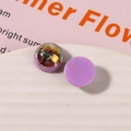 Nahaufnahme lila runder Harzanhänger mit irisierenden Folienflocken für DIY-Schmuck - Lila