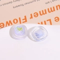Detalle macro de dijes de resina con cristal de corazón para accesorios de cabello DIY - Azul
