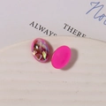 Dettaglio macro di ciondoli ovali in resina colorata per gioielli DIY e accessori - Piccolo (1 Pezzo, 10x14mm) / Rosa Rossa
