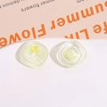 Detalle macro de dijes cuadrados de resina amarilla con textura de gelatina para el cabello - Amarillo