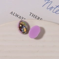 Dettaglio macro del cabochon ovale in resina con scaglie di conchiglia per artigianato DIY - Piccolo (1 Pezzo, 10x14mm) / Viola