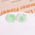 Detalle de dijes cuadrados de resina verde con efectos láser para accesorios del cabello - Verde