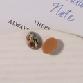 Dettaglio macro di ciondoli ovali in resina con inserti in conchiglia e finitura caramello - Piccolo (1 Pezzo, 10x14mm) / Marrone