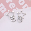 Detalle de mosquetones plateados con forma de estrella para llaveros DIY y bolsos - Estilo Estrella Plateada