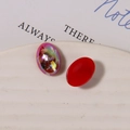 Dettaglio di ciondoli ovali in resina rossi e iridescenti per gioielli e accessori fai-da-te - Piccolo (1 Pezzo, 10x14mm) / Rosso