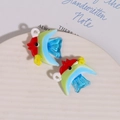 Macro de deux breloques poissons en verre coloré faits main pour la création de bijoux - Style Bleu Ciel