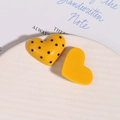 Vista dettagliata dei ciondoli a cuore in resina gialla con pois neri per gioielli fai-da-te - Giallo