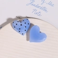 Dettaglio di ciondoli a cuore blu marmorizzati con pois neri per fermagli per capelli DIY - Blu