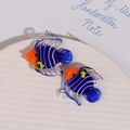 Vue macro de deux perles en verre soufflé en forme de poisson pour bijoux DIY - Style Bleu Foncé
