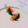Gros plan de pendentifs hippocampe en verre faits main pour la création de bijoux DIY - Style Hippocampe Vert Foncé
