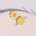 Détail macro d'accessoires fleurs de soleil en résine avec tiges en métal pour DIY - 1 Pièce / Jaune
