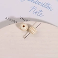 Gros plan de perles en bois gravées 10 mm et aiguille en métal pour création de bijoux - Blanc