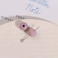 Vue macro de perles en bois violettes de 10mm avec rayures dorées pour bijoux DIY - Violet