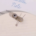 Gros plan de perles en bois vintage de 10 mm grises à rayures dorées pour bijoux DIY - Gris