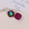Vue macro de carrés de résine rose pourpre avec paillettes et incrustation de cristal bleu-vert - Violet Rose avec Strass Vert