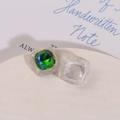 Dettaglio di gemma quadrata sfumata blu-verde in base di resina glitterata - Zirconia Verde