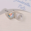 Dettaglio macro di ciondoli quadrati in resina glitterata con strass AB per gioielli fai da te - Bianco con strass bianchi
