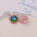 Vista macro di parti di gioielli in resina glitterata quadrata con cristallo sfumato blu-verde - Rosa con Strass Verde