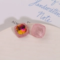 Dettaglio macro del ciondolo quadrato in resina glitter rosa con gemma di vetro sfumata - Rosa con Strass Arancione