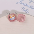 Vista macro di ciondoli quadrati in resina rosa per gioielli fai-da-te con cristallo - Rosa con strass bianchi