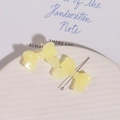 Perles nœuds en résine jaune pâle pour bijoux DIY avec tiges en métal sur plateau blanc - Jaune