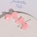 Vue détaillée de nœuds en résine rose nacrée pour bijoux DIY et accessoires de coiffure - Rose foncé